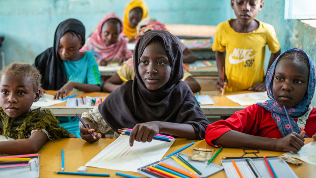 Kinder nehmen an einer Zeichenstunde in einem sicheren Lernraum teil, der von Unicef in Hantob aufgebaut wurde.