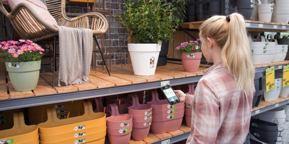 Mit dem MDE-Gerät lassen sich Daten direkt auf der Fläche auslesen und eintragen.