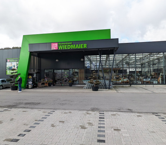 Kompletter Standortwechsel: Das Blumenland Wiedmaier hat seinen neuen Standort direkt an der B28 bei Ebhausen bezogen.&nbsp;