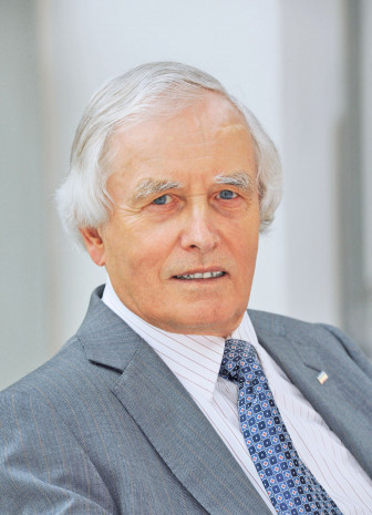 Anton Hettich übernahm 1959 nach der gesellschaftsrechtlichen Trennung vom Stammhaus im Schwarzwald den Vorsitz der Geschäftsleitung der Paul Hettich GmbH & Co. KG in Herford.