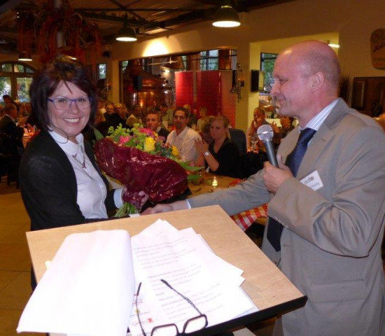 20 Jahre Ekaflaor wurden in Nürnberg gefeiert. Geschäftsführer Gerhard Twiling bedankt sich bei Mitgliedern, Partnerlieferanten und dem Ekaflor-Team für ihren Einsatz und den Zusammenhalt. Foto: Ekaflor/Roland Tobiasch 20 Jahre Ekaflaor wurden in Nürnberg gefeiert. Geschäftsführer Gerhard Twiling bedankt sich bei Mitgliedern, Partnerlieferanten und dem Ekaflor-Team für ihren Einsatz und den Zusammenhalt. Foto: Ekaflor/Roland Tobiasch