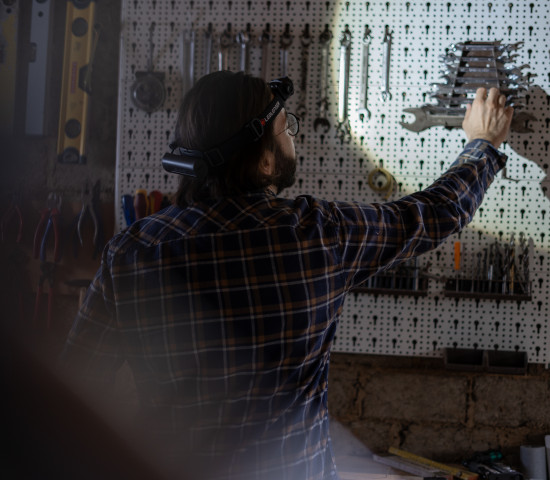 Neben Taschenlampen, Baustellenstrahlern, Laternen und weiteren Lichtgadgets bietet das Unternehmen auch Stirnlampen für den privaten Anwender an.&nbsp;