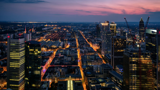 Lediglich in den sieben größten Städten, darunter Frankfurt am Main, sind die Preise für Ein- und Zweifamilienhäuser gesunken. Lediglich in den sieben größten Städten, darunter Frankfurt am Main, sind die Preise für Ein- und Zweifamilienhäuser gesunken.