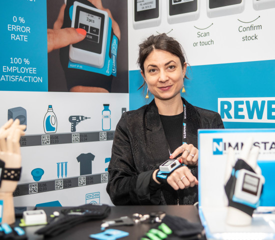 Teresa Wimmer zeigt den Nimmsta-Handrückenscanner.&nbsp;