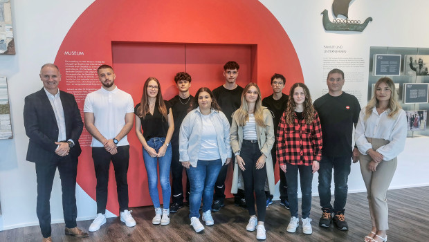 Begrüßung der neuen Azubis durch die Geschäfts- und Ausbildungsleitung (von links): Jörg Lindemann, Oliver Schorsten, Lara Joyce Niebergall, Edwin Judt, Alisa Krasniqi, Ryan Ludwig, Leni Beinke, Melvin Kutsche, Paula Wirtz, Martin Gaubatz und Marlen Thamer. Begrüßung der neuen Azubis durch die Geschäfts- und Ausbildungsleitung (von links): Jörg Lindemann, Oliver Schorsten, Lara Joyce Niebergall, Edwin Judt, Alisa Krasniqi, Ryan Ludwig, Leni Beinke, Melvin Kutsche, Paula Wirtz, Martin Gaubatz und Marlen Thamer.