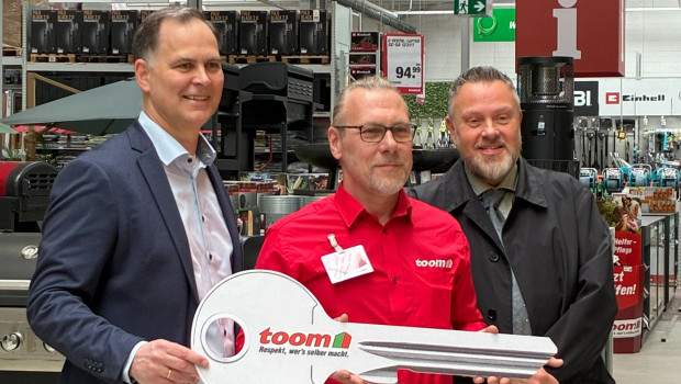 Startschuss für den modernisierten Standort: Torsten Stoebe (Vertriebsleiter national), Marktleiter Torsten Kadenbach und Jens Weymann-Reh (1. stellvertretender Bezirksbürgermeister) beim Eröffnungsempfang.