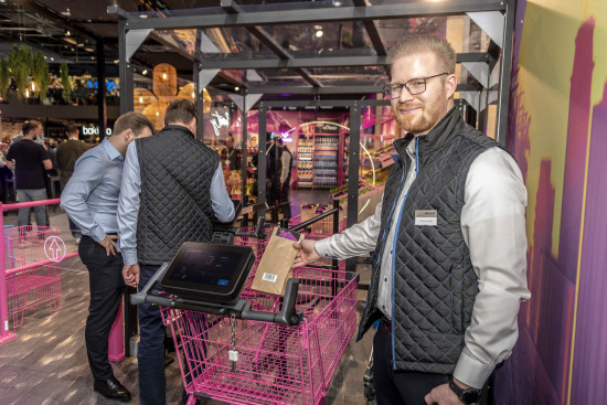 Christoph Schäfer führt bei Wanzl den smarten Trolley vor.