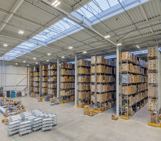 In der Logistik setzt Gebol auf Effizienz – beispielsweise mit einem Hochregallager oder einem automatisierten Kleinteilelager.&nbsp;