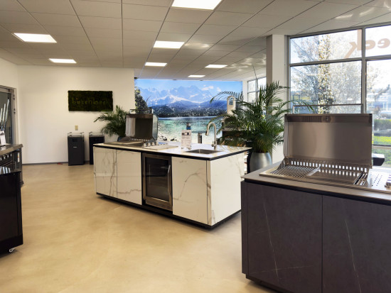 Im Showroom im oberbergischen Waldbröl präsentiert Buschbeck seine Outdoorküchen.&nbsp;