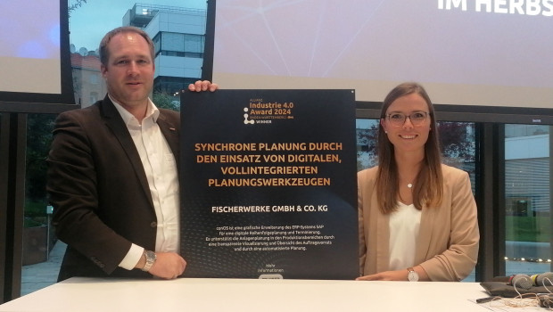 Jan Greschner, Abteilungsleiter Smart Production & QM, und Alexandra&nbsp;Seeger, Produktionssteuerung und -versorgung, nahmen den&nbsp;Preis stellvertretend entgegen.