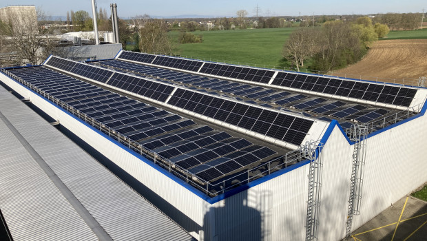 Einige der Module sind auf Dachflächen angebracht.&nbsp;