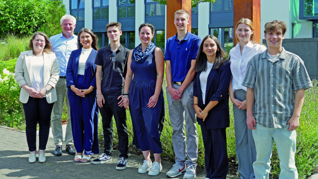 Die neuen Azubis der Kooperation Eurobaustoff am Standort Bad Nauheim (v. l.): Referentin Ausbildung Vanessa Schuchmann, Bereichsleiter Jens Döllerer, Niklas Hirsch, Fachbereichsleiterin Kathrin Geuer, Fynn Wiertelorz, Maria Vainer, Charlotte Trupp und Jahrespraktikant Paul Häuser; nicht auf dem Foto ist Lev Kulpinov.