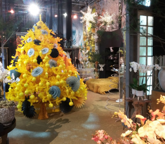Die Kinemona-Sonderpräsentation als Centerpiece in Halle 12.0, ebenfalls von 2dezign realisert: Der Baum trägt in diesem Jahr Gelb ...