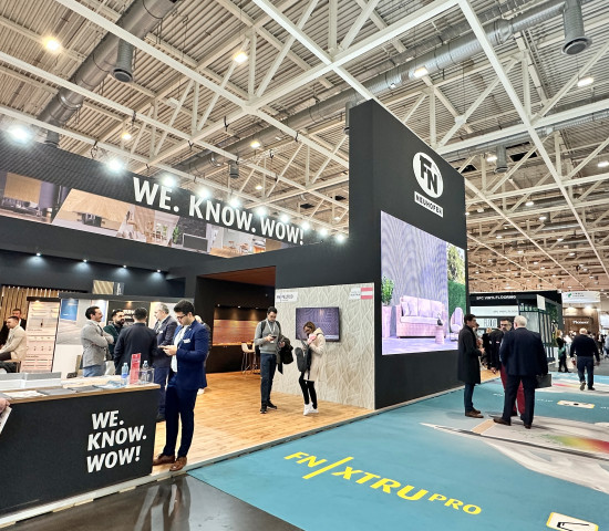 FN Neuhofer ist vom Konzept der Messe überzeugt – und hat den größten Stand in Hannover aufgebaut. Im Zentrum des Interesses: Die neue extrudierte Kernsockelleiste FN Xtru-Pro.