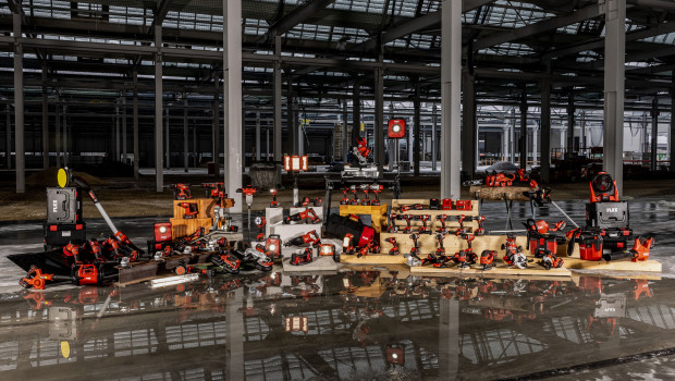 Der Elektrowerkzeughersteller Flex ist unter anderem seit 1935 durch den ersten Winkelschleifer bekannt worden, die „Flex“. Der Elektrowerkzeughersteller Flex ist unter anderem seit 1935 durch den ersten Winkelschleifer bekannt worden, die „Flex“.