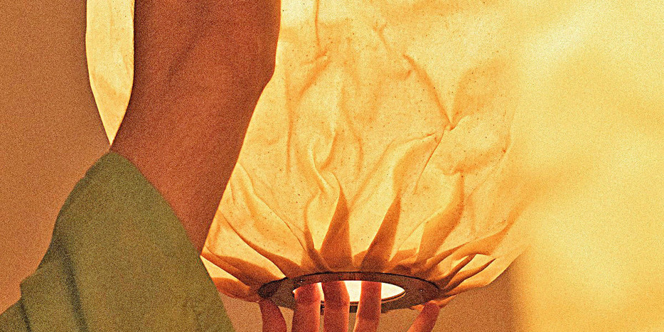 Beim Trend „Hyper Presence“ werden alle Sinne angesprochen – etwa durch ein mit Bienenwachs behandeltes Gewebe, das durch Wärme den natürlichen Duft von Honig und Propolis entfaltet.