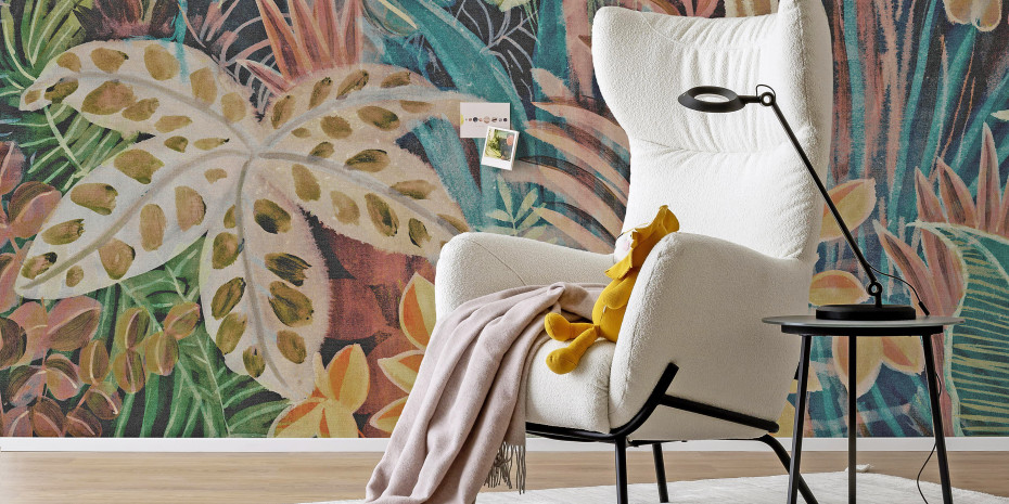 Die Neuinterpretation des Ohrensessels „Curve“ vor der eindrucksvollen Vliestapete „Botanical“. Die Neuinterpretation des Ohrensessels „Curve“ vor der eindrucksvollen Vliestapete „Botanical“.
