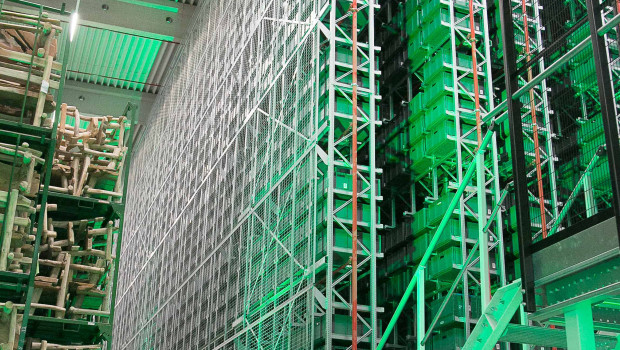 Auf über 2.000 m² Lagerfläche finden 47.000 neue Behälterplätze in 14 Meter hohen Regalen Platz, die mittels automatisierten Robotersystemen bedient werden. Auf über 2.000 m² Lagerfläche finden 47.000 neue Behälterplätze in 14 Meter hohen Regalen Platz, die mittels automatisierten Robotersystemen bedient werden.