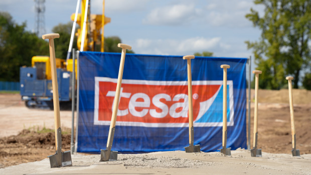 Tesa hat mit dem Ausbau seines Werks in Offenburg begonnen. Der Produktionsstart in der Erweiterung ist für 2027 geplant. Tesa hat mit dem Ausbau seines Werks in Offenburg begonnen. Der Produktionsstart in der Erweiterung ist für 2027 geplant.