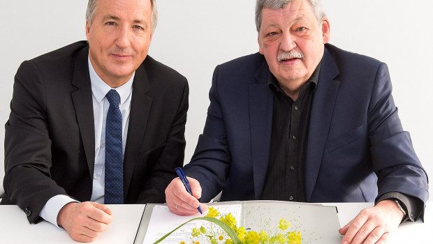 Messechef Oliver P. Kuhrt (l.) und FDF-Präsident Helmuth Prinz haben den neuen Fünfjahresvertrag auf der letzten IPM in Essen unterschrieben. Messechef Oliver P. Kuhrt (l.) und FDF-Präsident Helmuth Prinz haben den neuen Fünfjahresvertrag auf der letzten IPM in Essen unterschrieben.
