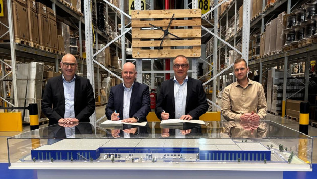 Christian Siener, Leiter Supply Chain Management & Einkauf bei Caramba (v.l.), Reiner Eckhardt, Andreas Mayer, Mitglied der Rhenus-Geschäftsleitung, und der Rhenus-Niederlassungsleiter Henning Brands besiegelten die Kooperation.&nbsp;