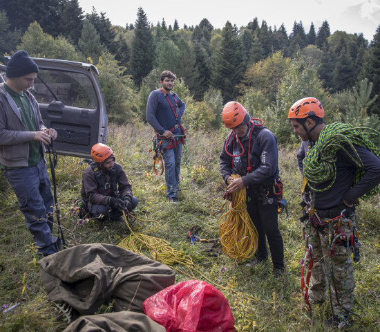 Fair Trees bietet den Pflückern vor der Ernte ein fünftägiges Klettertraining unter deutschen Standards mit anschließender Prüfung an.
