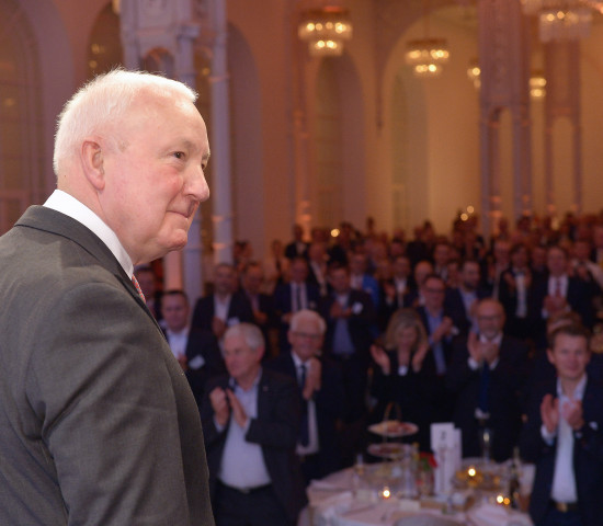 Minutenlange stehende Ovationen für John Herbert.