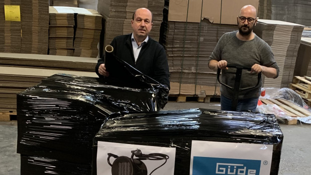 Unternehmenssprecher Markus Wedde (l.) und Spenden-Initiator Ercan Cakar bereiten die Hilfsgüter zur Abholung vor, die Güde für die Erdbebenopfer spendet.