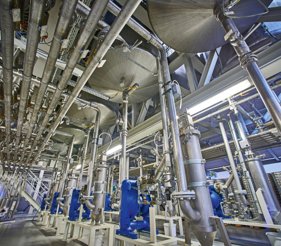 Von oben wird die benötigte Farbe ein Stockwerk tiefer zu den Abfüllanlagen gepumpt.&nbsp;