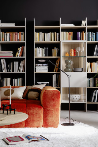 Retropop mit Sofa „Elements“ mit Bezugsstoff „Monty Aperol“. Retropop mit Sofa „Elements“ mit Bezugsstoff „Monty Aperol“.