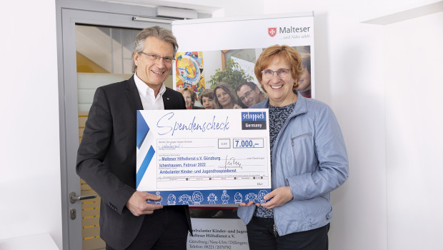 Scheppach-Geschäftsführer Stephan W. Müller übergab den Scheck an Sylvia-Maria Braunwarth von der Malteser Familienbegleitung und dem Kinder- und Jugendhospizdienst.&nbsp;