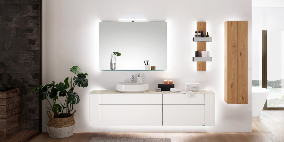 Im Badezimmer sind Kombinationen aus Lackoberflächen und Hölzern gefragt.&nbsp;