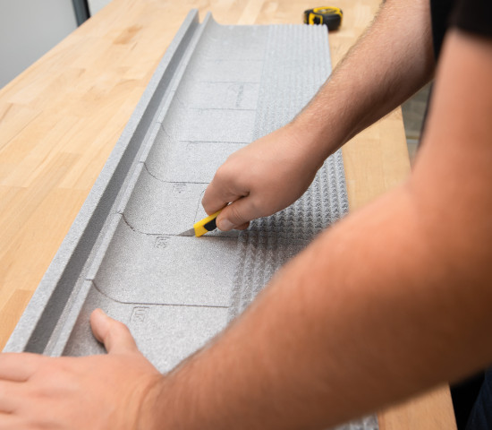 Zur Orientierung beim Kürzen unterstützen Linien-Maßzahlen und die Pyramidenoberfläche auf der Dämmung. Letztere sorgt gleichzeitig für eine Schallreduzierung.&nbsp;