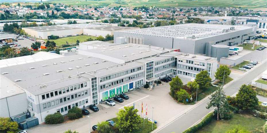 Heute können in Langenlonsheim jährlich bis zu 60 Millionen Liter Farben, Lacke und Spezialprodukte hergestellt werden. Heute können in Langenlonsheim jährlich bis zu 60 Millionen Liter Farben, Lacke und Spezialprodukte hergestellt werden.