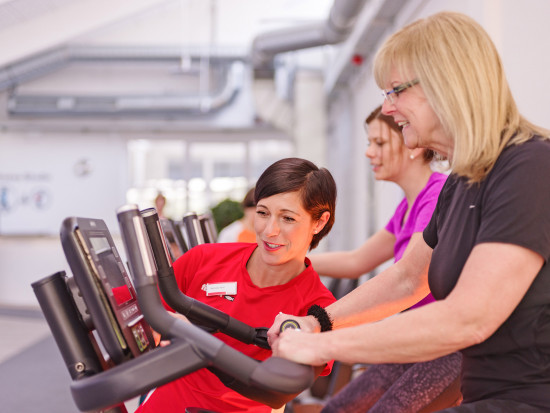 Beim Trainieren im firmeneigenen Fitnessstudio werden die Mitarbeiter auf Wunsch auch von Physiotherapeuten und Fitnesstrainern angeleitet.&nbsp;