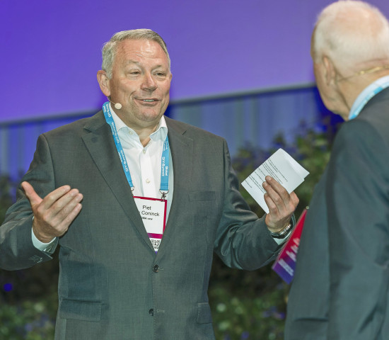 Hima-Geschäftsführer Piet  de Coninck begrüßte die 1.000 Teilnehmer zusammen mit Edra-Geschäftsführer John Herbert.