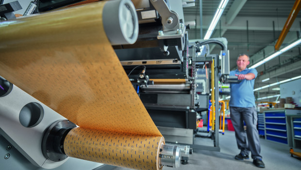 Tesa hat in seine Produktion investiert, um weniger Ressourcen zu verbrauchen und Prozesse zu beschleunigen.&nbsp;