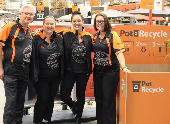 Kunden können gebrauchte, gereinigte Töpfe in einer der landesweit 84 Filialen einwerfen.&nbsp;