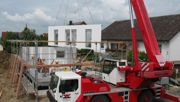 Im Berichtsmonat war die Zahl der Baugenehmigungen für neue Einfamilienhäuser deutlich geringer als im März dieses Jahres.&nbsp;