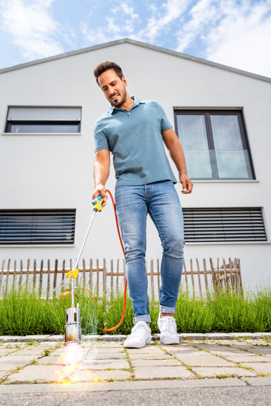 Der Unkrautbrenner Thermoflamm bio Professional E+ von Gloria ist mit einem Zündmechanismus im Griffbereich ausgestattet.