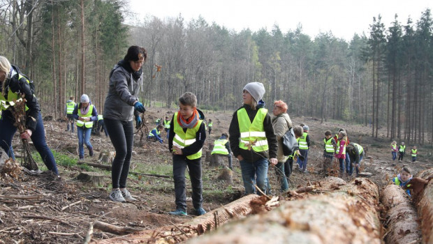 Die Kinder der Entdecker-Grundschule Gera beim Pflanzen der von Bauhaus und Logoclic gesponsorten Jungbäume. (Foto: Stadt Gera/CHeinrich)