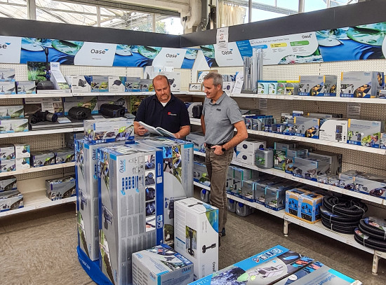 Tobias Kosakowski (links), Standortleiter Bauen+Leben Steinfurt, und Rainer Böckers, Gartenbautechniker und Fachverkäufer grüne Ware, überlegen sich die Positionierung am POS im Bauen+Leben Team Baucenter.&nbsp;