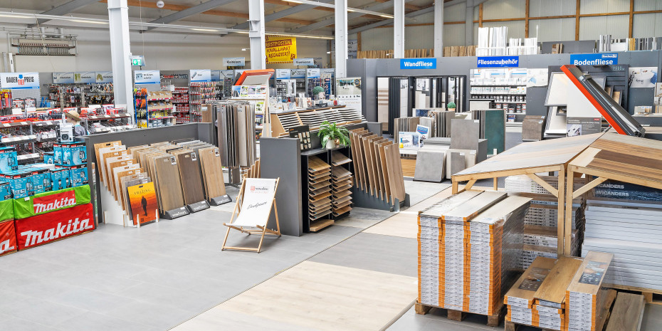 Der Händler bietet in seinem Markt unter anderem Wand- und Bodenbeläge sowie Werkzeuge an.