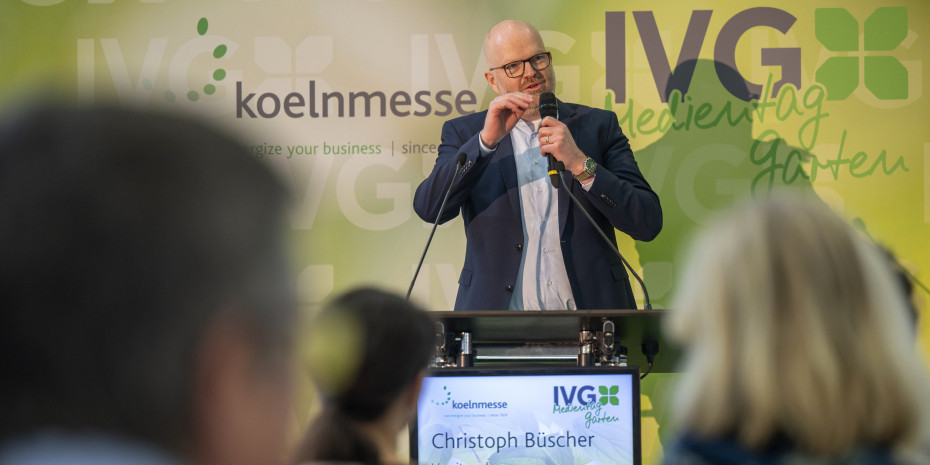Christoph Büscher bei der Begrüßung der Gäste des &nbsp;IVG Medientag Garten 2023.&nbsp;