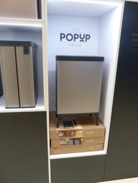 Verto heißt der neue Abfallsammler von Curver, der sich flach zusammenklappen und so besser lagern sowie versenden lässt.&nbsp;