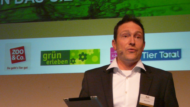 Der Schauspieler Alexis Kara, bekannt als Dennis Knossalla aus der Heute-Show, führte humorvoll durch den Gala-Abend.