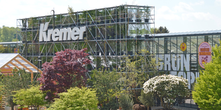 Eine solche Eingangsfassade hat die Branche noch nicht gesehen: ein fünfstöckiges Gerüst voller Sträucher und davor ein kleiner Wald.&nbsp;