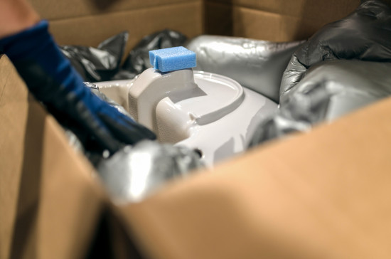 Die Keramikverpackungen werden mit Schaumbeuteln ausgekleidet, hergestellt durch sogenannte Speedypacker.