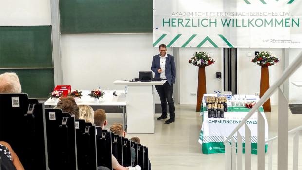 Dr. Jan-Niklas Keill führte die Studenten an smarte Klebstoffe heran.