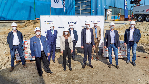 Matthias Lorz (von links), Siegfried Moßandl, Prof. Dr. Hans-Wolf Sievert, Bürgermeisterin Irmgard Eberl, CEO Jens Günther, Niklas Sievert, Gerrit Sievert, Andreas Moßandl und Dirk Schulze weihten die Baustelle ein.&nbsp;